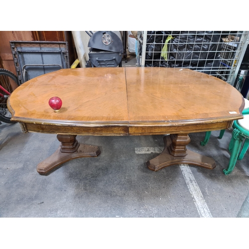 1067 - A fabulous oval dining table with a traditional design with the base consisting of two pedestal supp... 