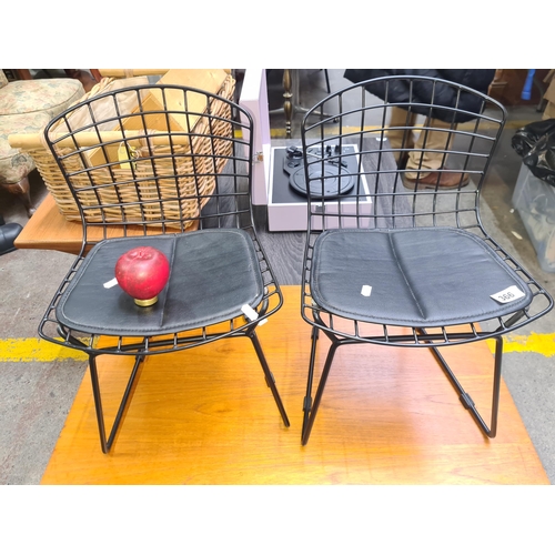 1080 - A stylish pair of metal Children's seats with black leather pads.
Previous in auction on 12.12.24 wi... 