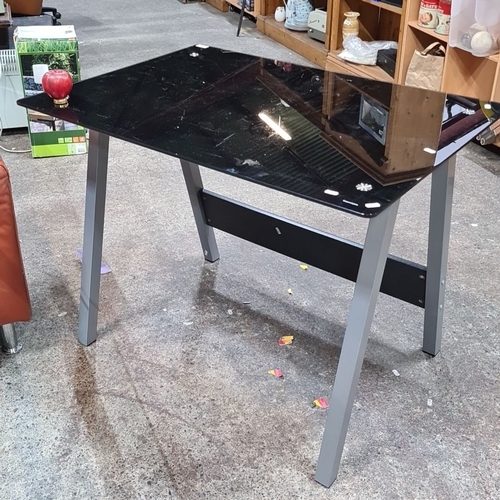 1090 - Black glass top desk, 70x120x75 cm, with silver metal legs, featuring a contemporary design and rect... 