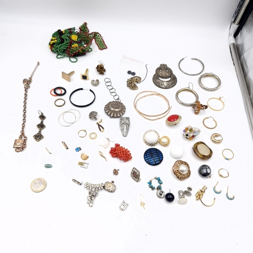 26 - A collection of assorted costume jewellery. Weight - 32 grams. As per photographed.