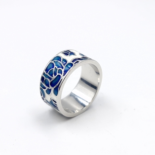 38 - A pretty enamelled set sterling silver ring. Size - P. Weight - 6.12 grams. Boxed.