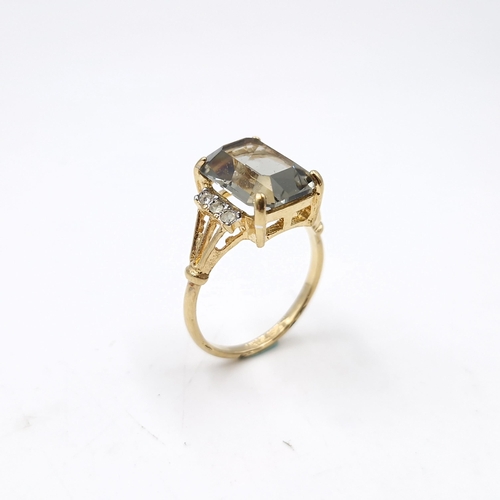 49 - A gold toned gemstone ring. Size - U. Weight - 4.6 grams. Large size and good weight.