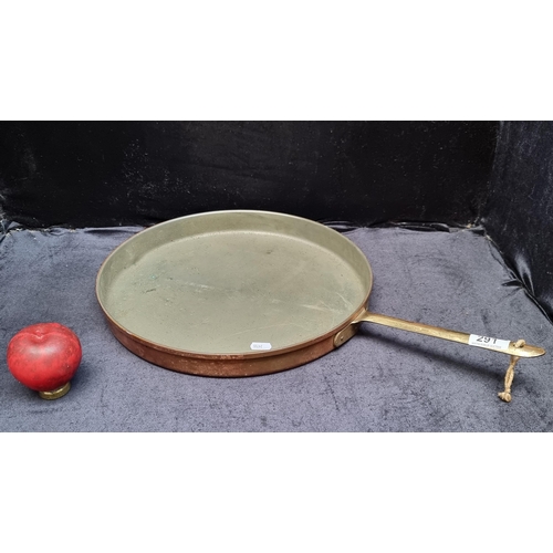 291 - A vintage copper crepe pan.