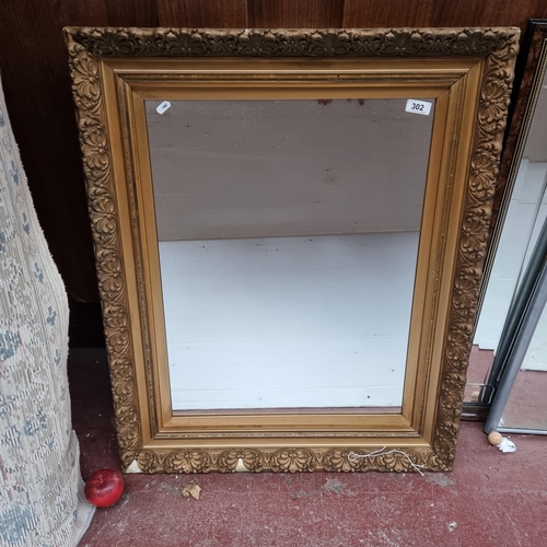 302 - A handsome mirror housed in an antique gilt wood frame. M: 70cm x 86cm