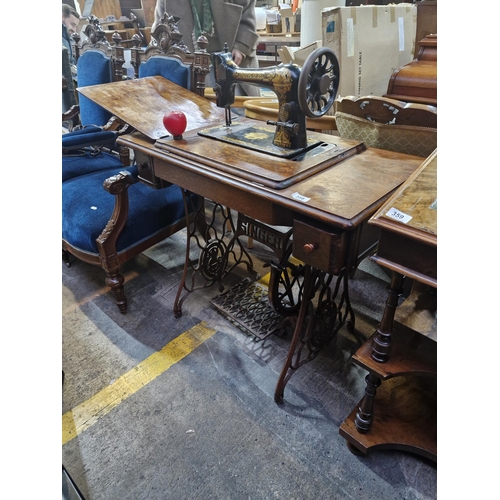 358 - A gorgeous Victorian Singer sewing machine and table. Beautiful gilt decals to this machine with sol... 