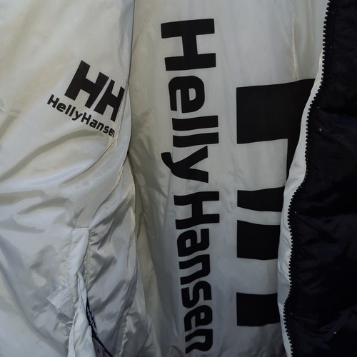 306 - A mens reversible Helly Hansen puffer jacket in black and white. Size XL.