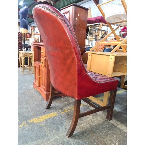 363 - Star lot  : A very handsome Wade furniture, Chesterfield style button back leather library chair. Ve... 