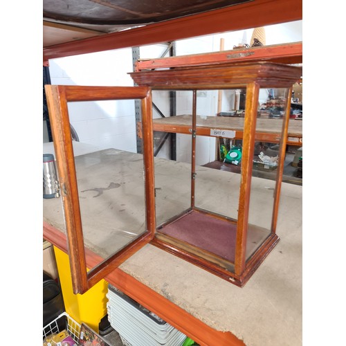 390 - A handsome Edwardian oak glass fronted display case with mounted brass name plaque to front. We have... 