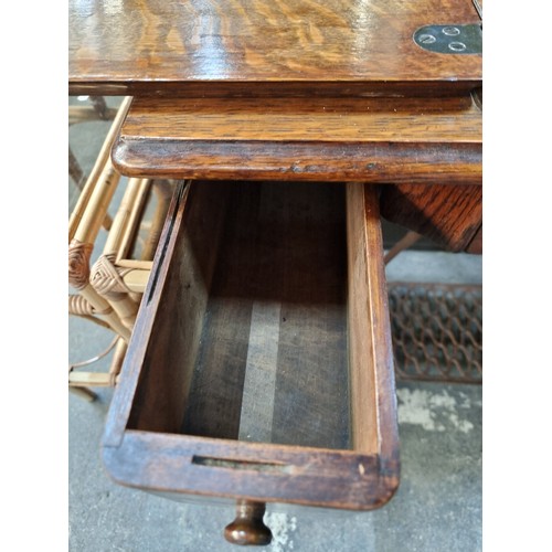 358 - A gorgeous Victorian Singer sewing machine and table. Beautiful gilt decals to this machine with sol... 