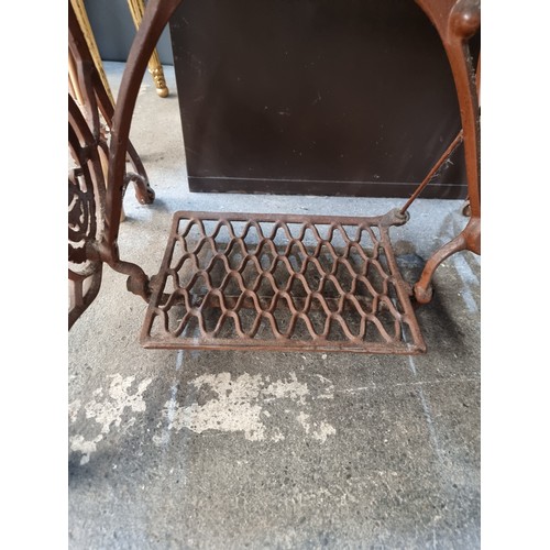 358 - A gorgeous Victorian Singer sewing machine and table. Beautiful gilt decals to this machine with sol... 