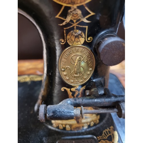 358 - A gorgeous Victorian Singer sewing machine and table. Beautiful gilt decals to this machine with sol... 