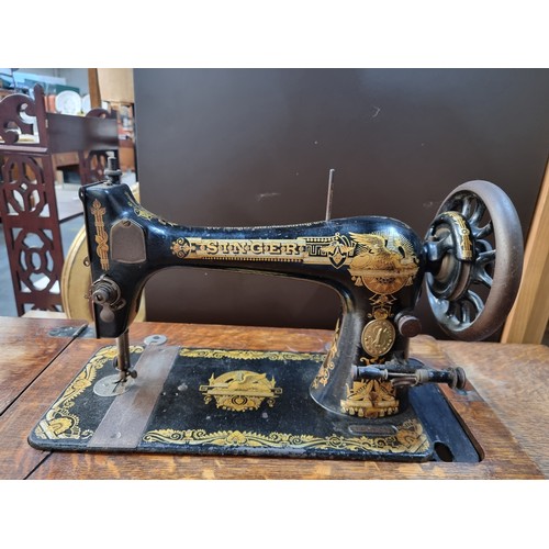 358 - A gorgeous Victorian Singer sewing machine and table. Beautiful gilt decals to this machine with sol... 