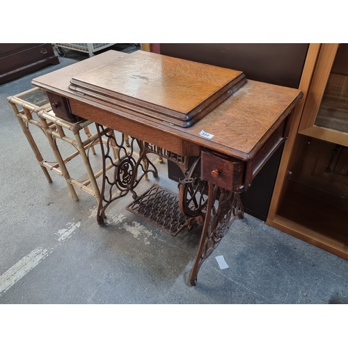 358 - A gorgeous Victorian Singer sewing machine and table. Beautiful gilt decals to this machine with sol... 