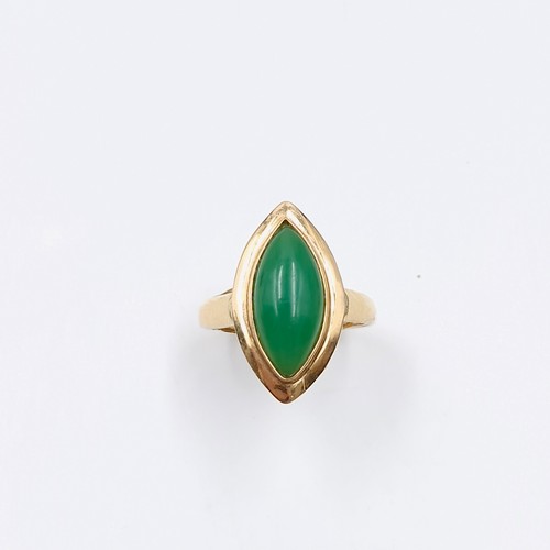 574 - A nine carat gold jade ring. Size - M. Weight - 2.21 grams. Boxed.