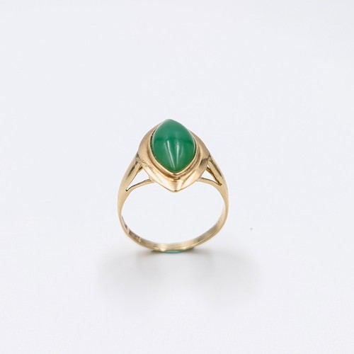 574 - A nine carat gold jade ring. Size - M. Weight - 2.21 grams. Boxed.