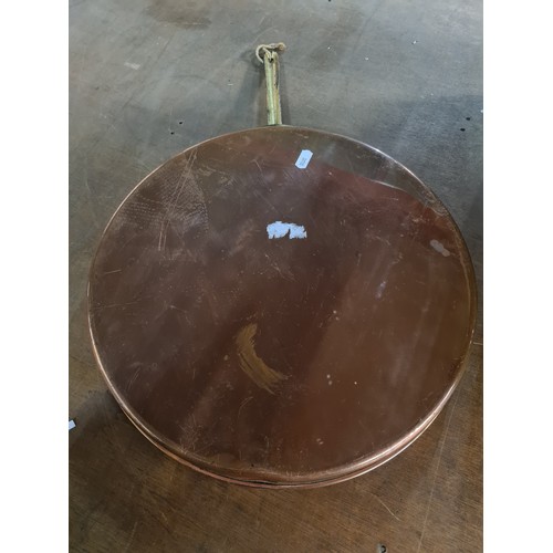 291 - A vintage copper crepe pan.