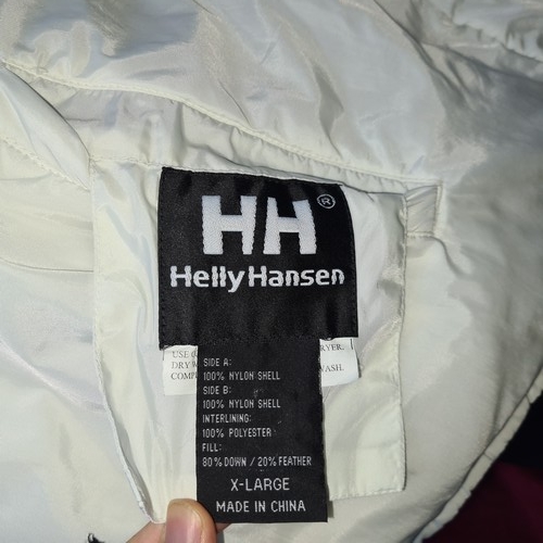 306 - A mens reversible Helly Hansen puffer jacket in black and white. Size XL.