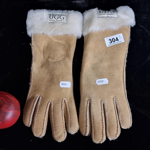 304 - A pair of Ugg sheepskin seamed gloves. RRP €170 on the UGG website.