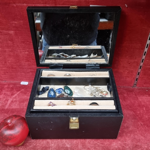 327 - A lovely jewellery box. Features internal storage space with two compartments and a mirror to interi... 