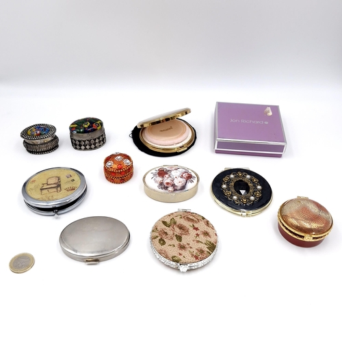 91 - A good collection of assorted powder compacts together with a collection of pill/trinket boxes. A ni... 