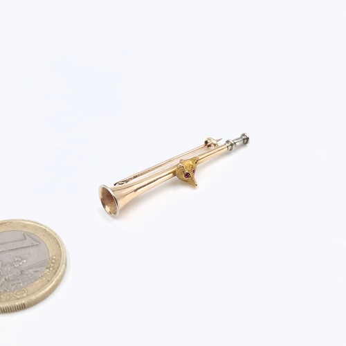 606 - Star lot : A very pretty Antique 15ct gold and platinum brooch in the form of a hunting horn with a ... 