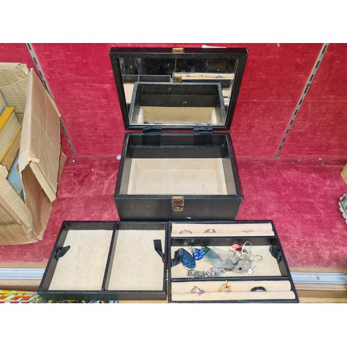 327 - A lovely jewellery box. Features internal storage space with two compartments and a mirror to interi... 