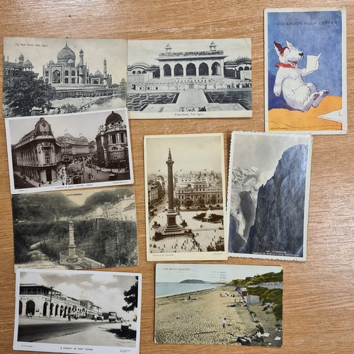 516 - A large collection of over 80 assorted coloured and b&w postcards depicting various subjects, circa ... 