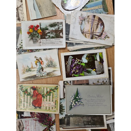 516 - A large collection of over 80 assorted coloured and b&w postcards depicting various subjects, circa ... 