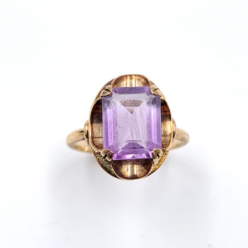 33 - Star Lot : A very pretty antique large amethyst stone ring set in nine carat gold (375). Ring size -... 