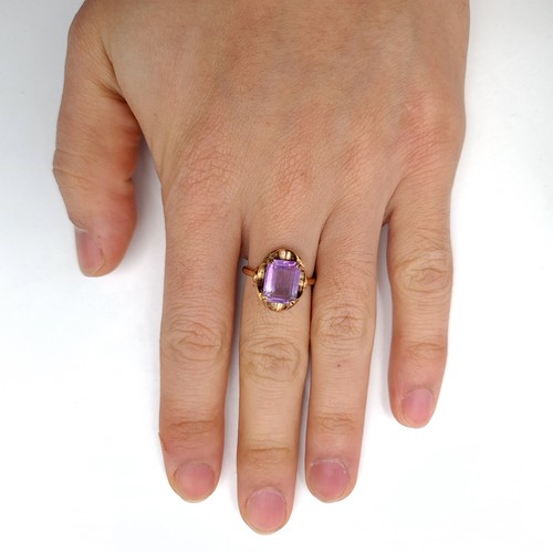 33 - Star Lot : A very pretty antique large amethyst stone ring set in nine carat gold (375). Ring size -... 