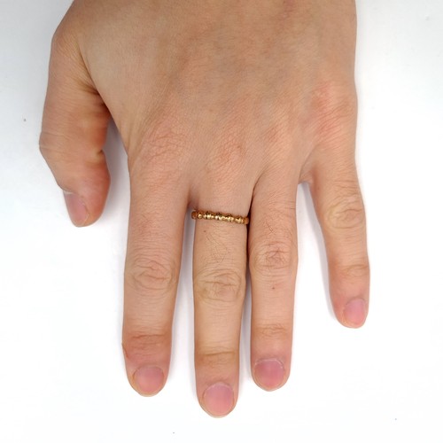 36 - A nine carat twist set gold ring. Size - N. Weight - 1.17 grams. Boxed.