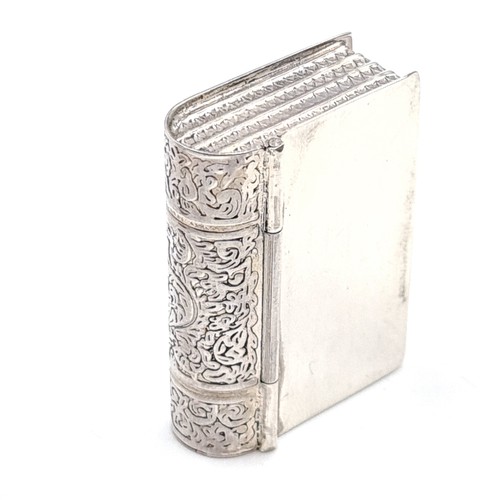 559 - A very pretty sterling silver assayed ring/pill box with hinged lid modelled as a book. Dimensions: ... 