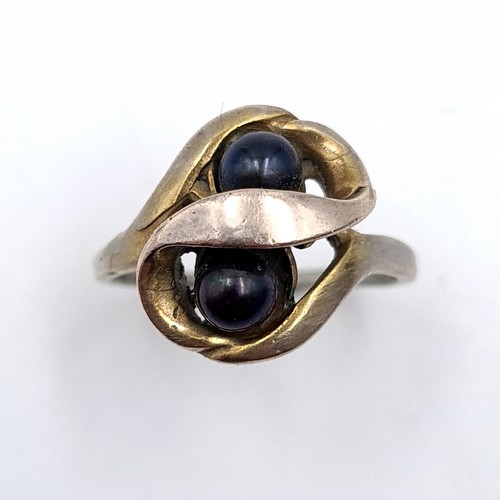 571 - A vintage 14 carat gold peacock coloured pearl set twist ring. Size - N. Weight - 2.83 grams. Boxed