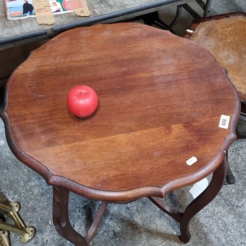 606 - A smart Edwardian mahogany side table, from the early 20th century, featuring a scalloped edge and c... 