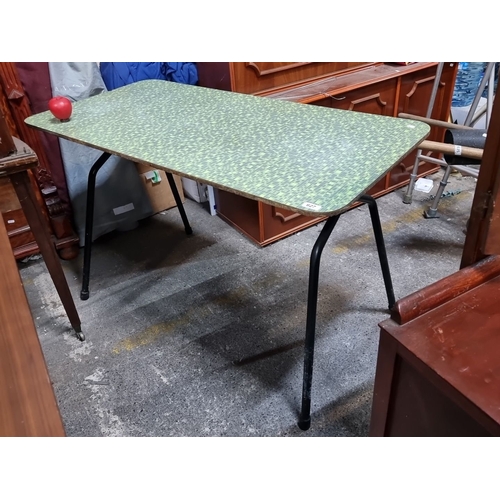 627 - A classic mid century  Formica laminate kitchen table.  Features a green geometric pattern top and b... 