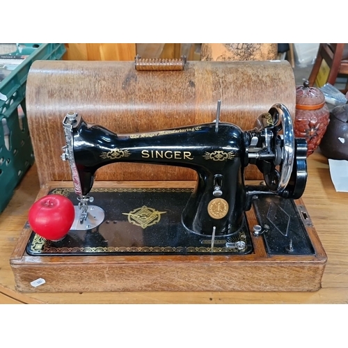 854 - Vintage Singer Sewing Machine in wooden case, from the early to mid-20th century. Black enamel finis... 