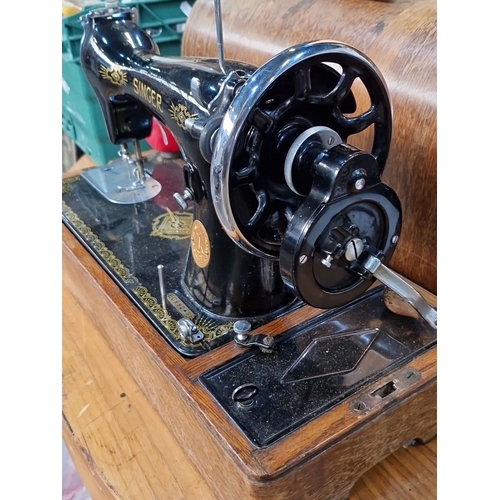 854 - Vintage Singer Sewing Machine in wooden case, from the early to mid-20th century. Black enamel finis... 