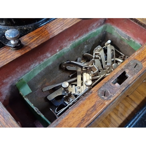 854 - Vintage Singer Sewing Machine in wooden case, from the early to mid-20th century. Black enamel finis... 