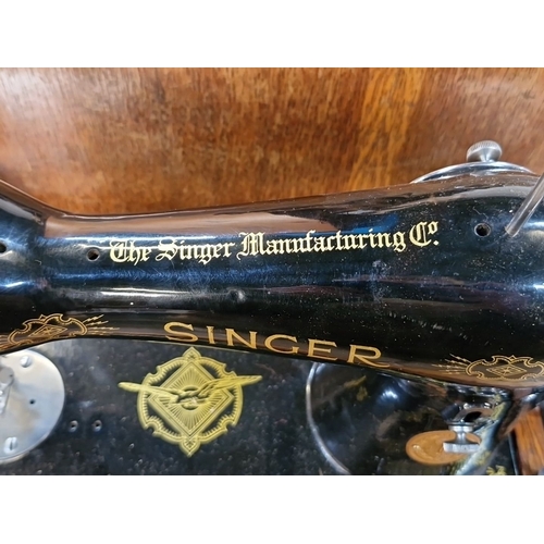 854 - Vintage Singer Sewing Machine in wooden case, from the early to mid-20th century. Black enamel finis... 