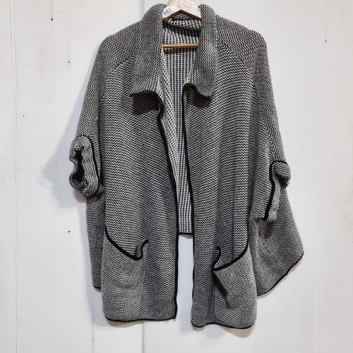 683 - A sweet 'Parfois Collection' woolen cardigan.