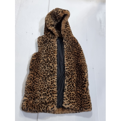 687 - A fabulous 'ZARA Outerwear' Sleeveless Hood. Features Tiger print.
Size: EUR S