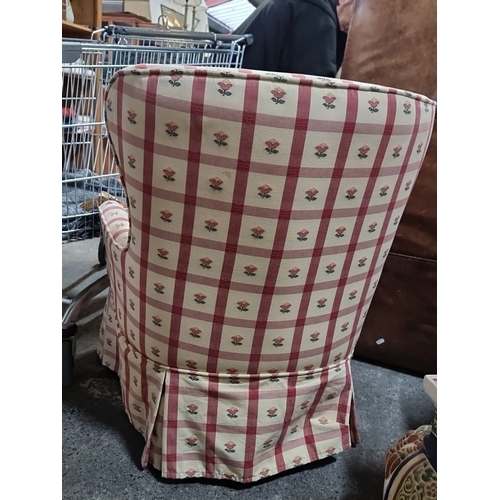 675 - A lovely wingback armchair with floral-checkered upholstery and skirting detail. In very clean condi... 