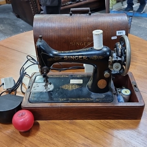 891 - Vintage Singer Sewing Machine with Wooden Case, from the 1940s. Hand-crank model featuring ornate go... 