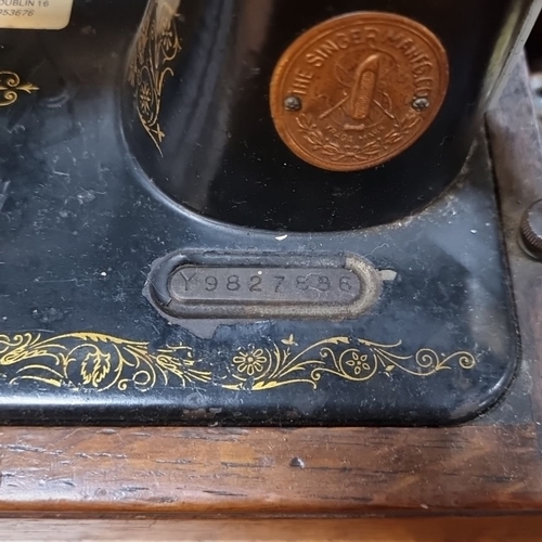 891 - Vintage Singer Sewing Machine with Wooden Case, from the 1940s. Hand-crank model featuring ornate go... 