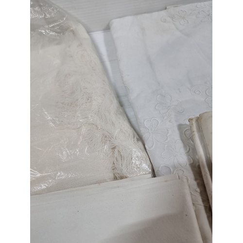 893 - Assorted vintage table linens include embroidered pieces and a Meradiso jacquard tablecloth (130x170... 