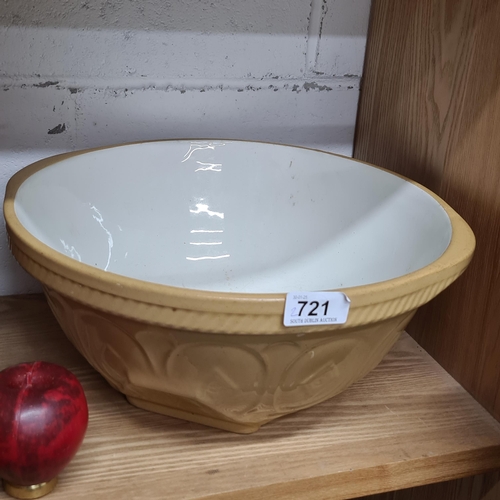 721 - A large mixing bowl in good order.