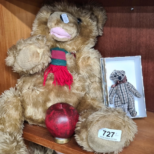 727 - Two toy teddy bears including a plush larger example and a tweed keyring example.