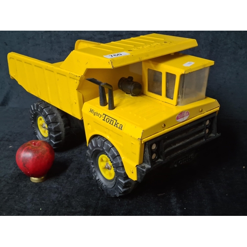 760 - A large vintage Mighty Tonka XMB-975 dump truck. Comps price €50+ online