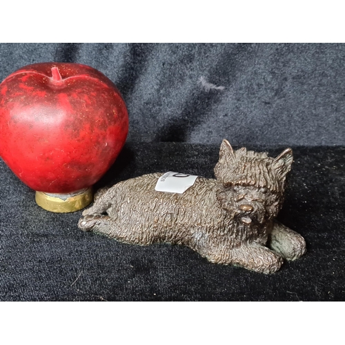 820 - A heavy cast bronze Scottish Terrier desk top ornament with baize lining beneath. Beautifully casted... 