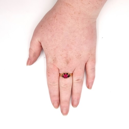 555 - Star Lot A good quality 14 carat gold ruby stone ring set in an antique claw dome mount. Size - Q. W... 